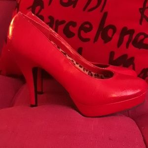 Kenneth Cole Unlisted red pumps